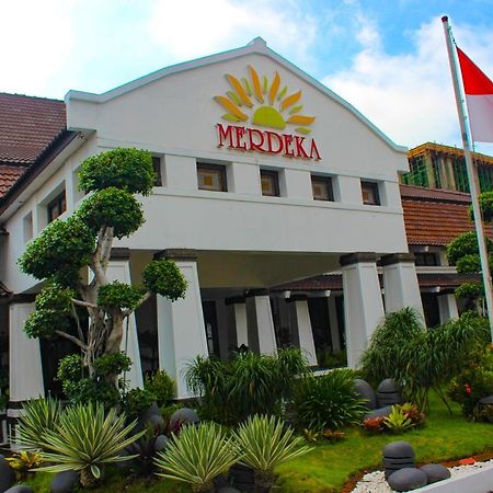 Hotel Merdeka Kediri Кедири Экстерьер фото