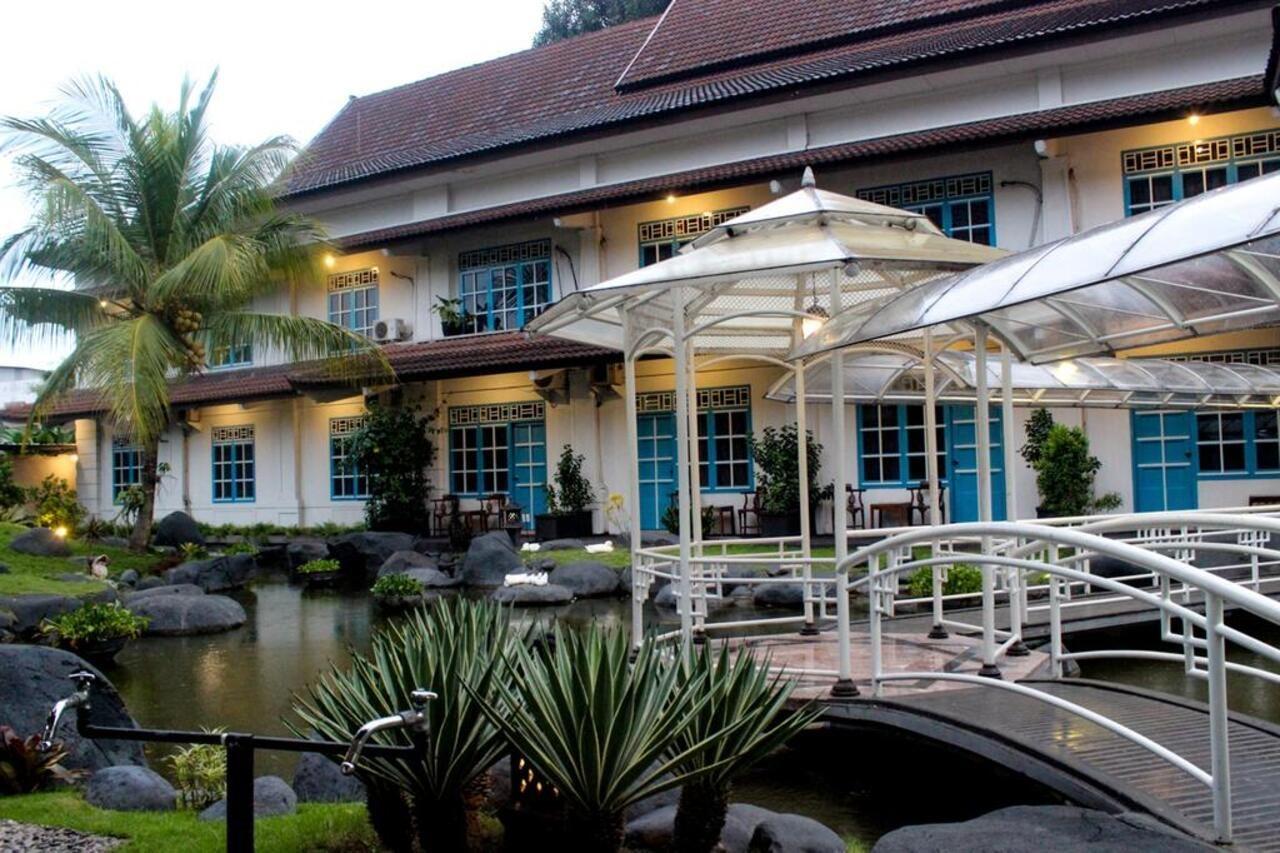 Hotel Merdeka Kediri Кедири Экстерьер фото