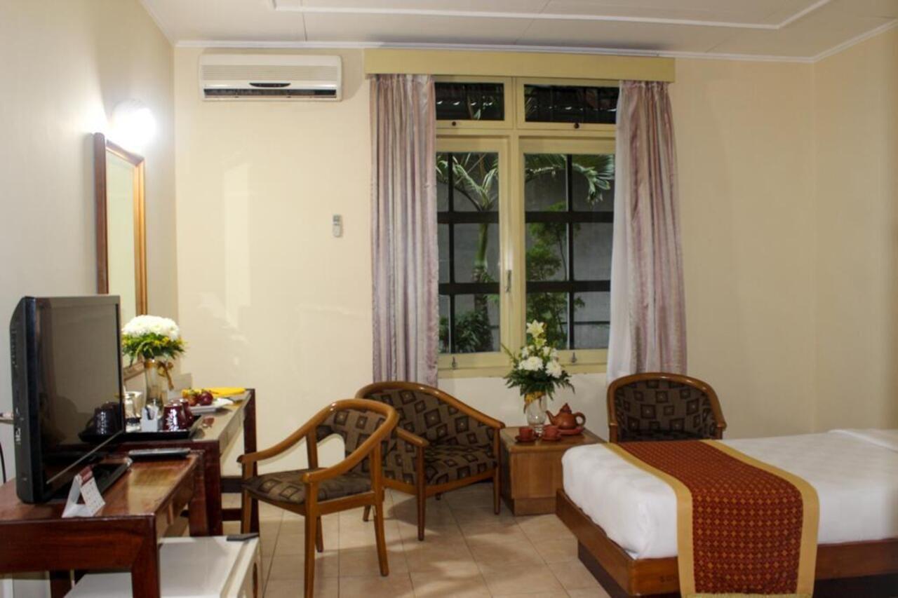 Hotel Merdeka Kediri Кедири Экстерьер фото