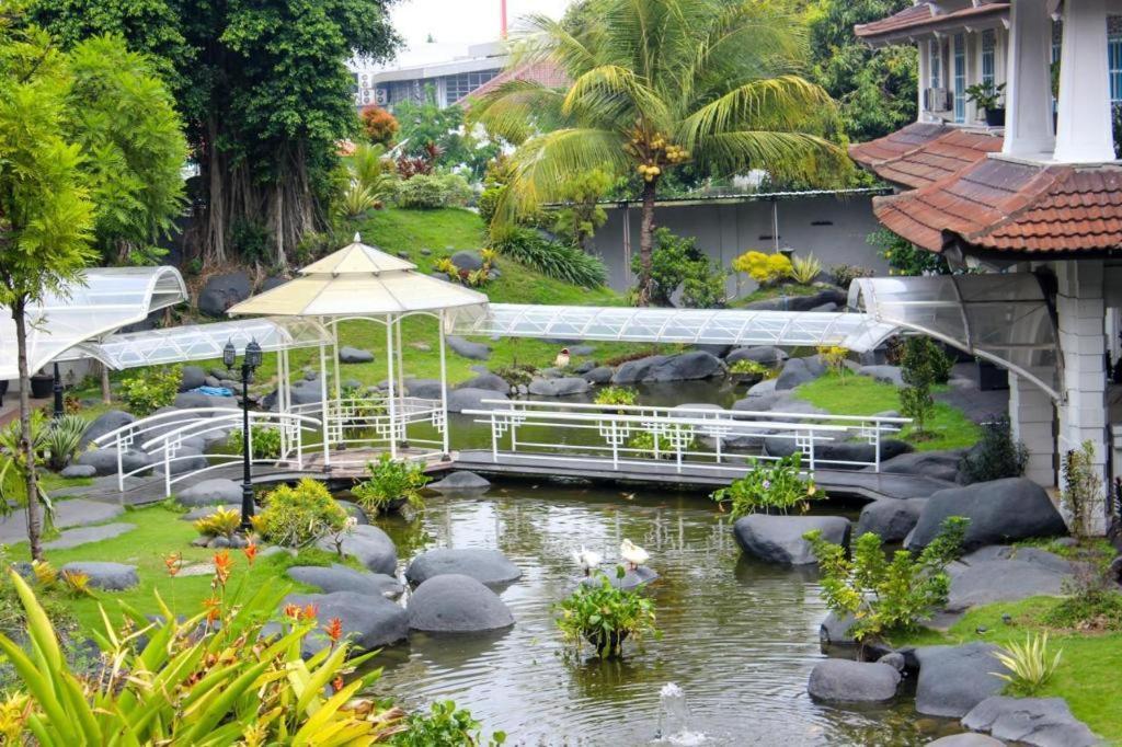 Hotel Merdeka Kediri Кедири Экстерьер фото