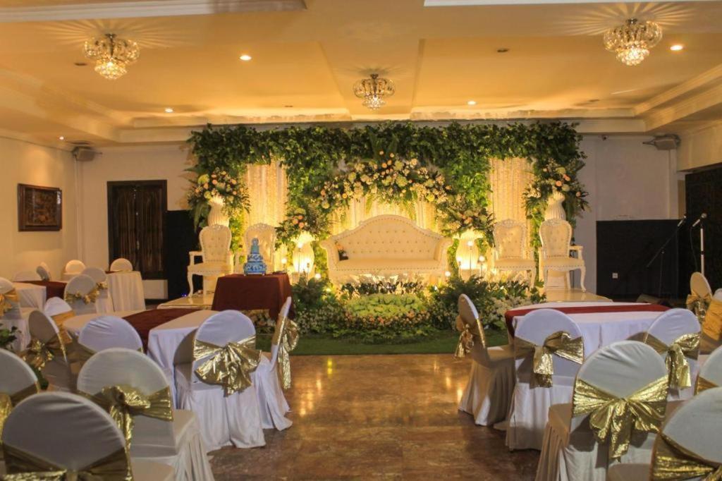 Hotel Merdeka Kediri Кедири Экстерьер фото
