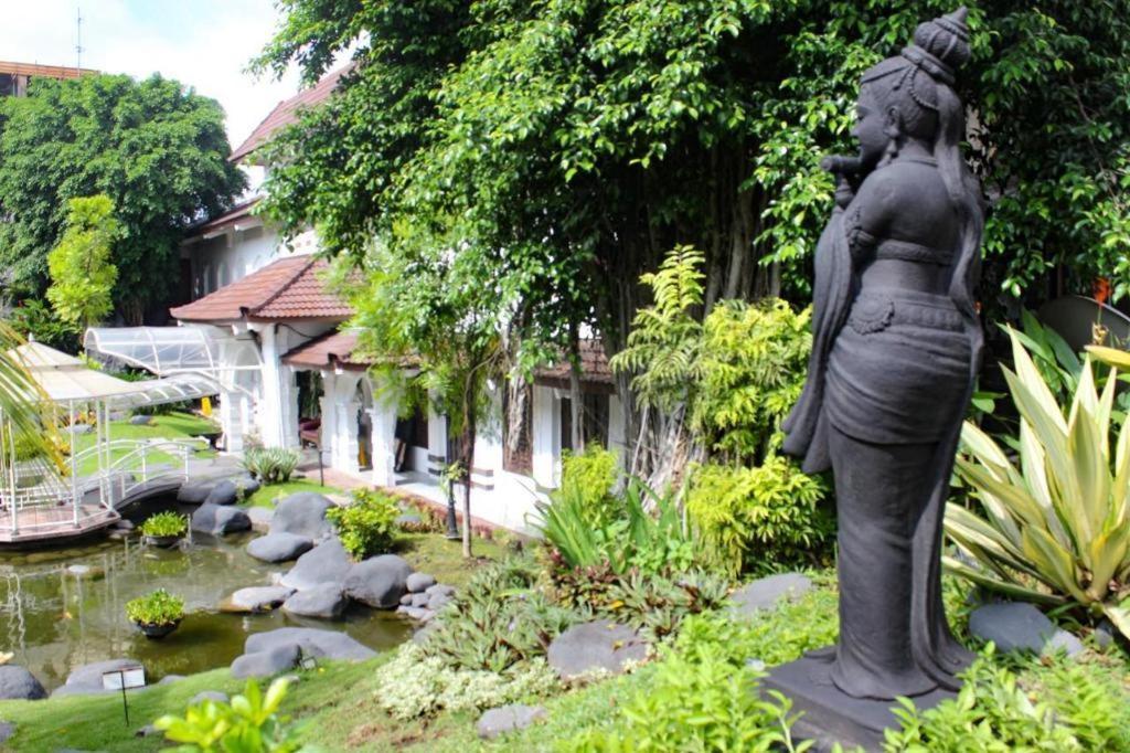 Hotel Merdeka Kediri Кедири Экстерьер фото