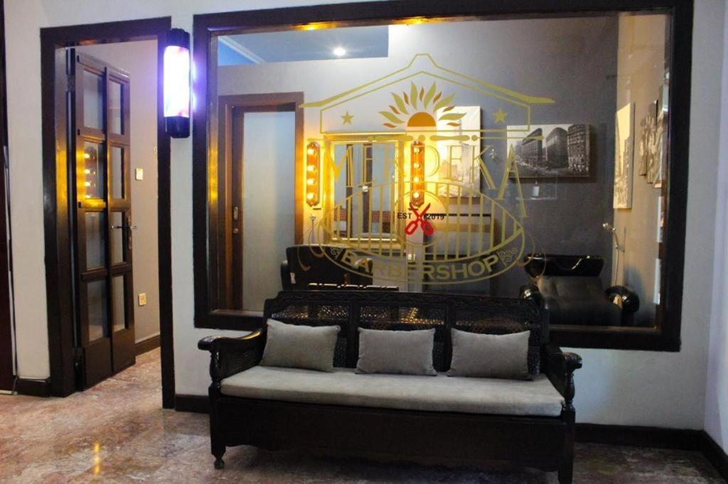 Hotel Merdeka Kediri Кедири Экстерьер фото