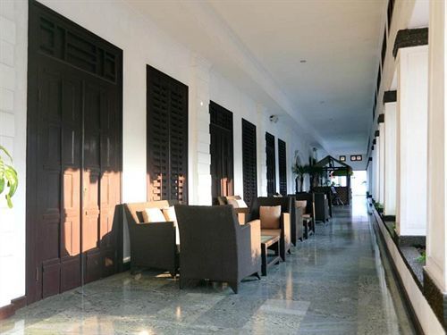 Hotel Merdeka Kediri Кедири Экстерьер фото