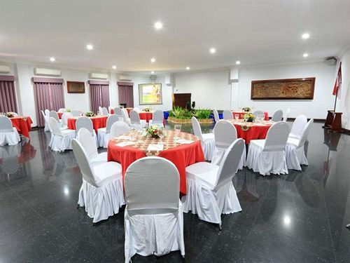 Hotel Merdeka Kediri Кедири Экстерьер фото