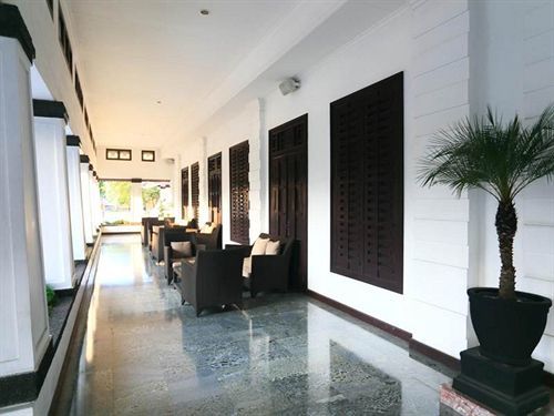 Hotel Merdeka Kediri Кедири Экстерьер фото