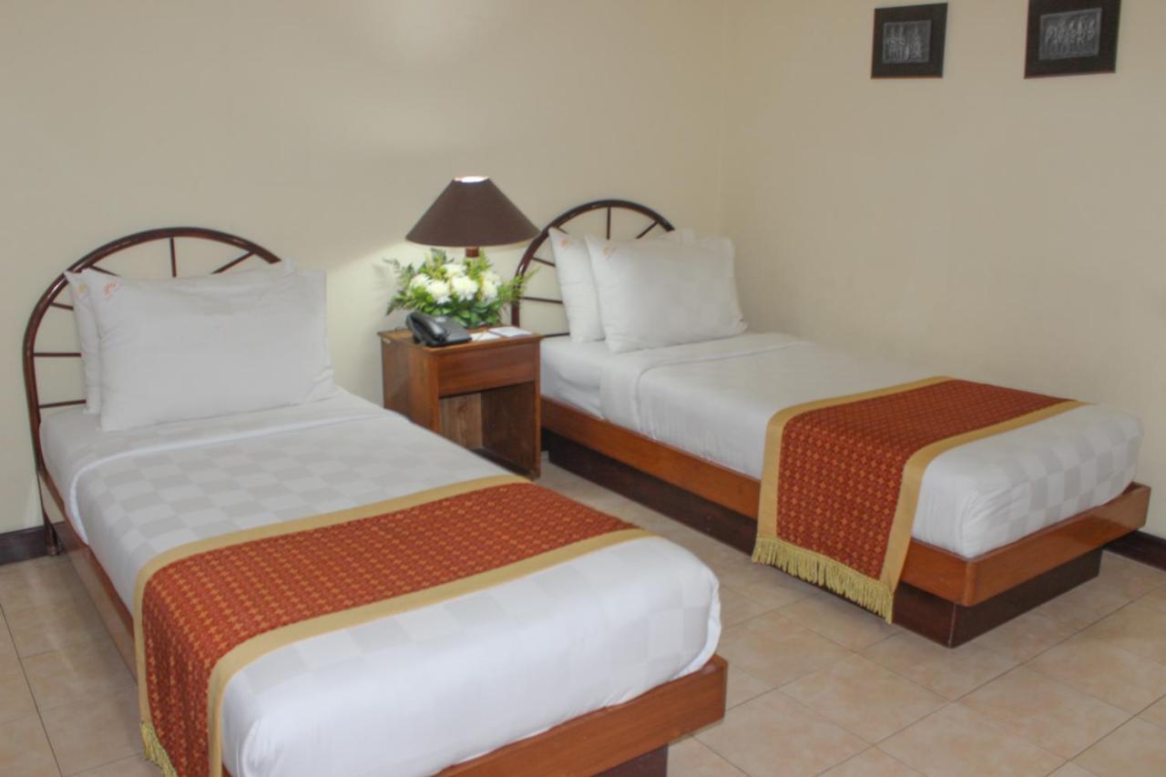 Hotel Merdeka Kediri Кедири Экстерьер фото