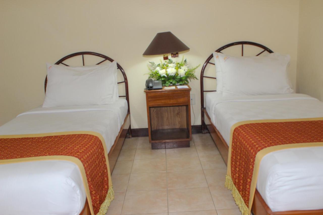 Hotel Merdeka Kediri Кедири Экстерьер фото