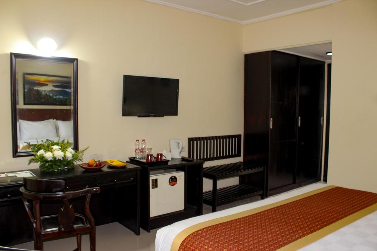 Hotel Merdeka Kediri Кедири Экстерьер фото