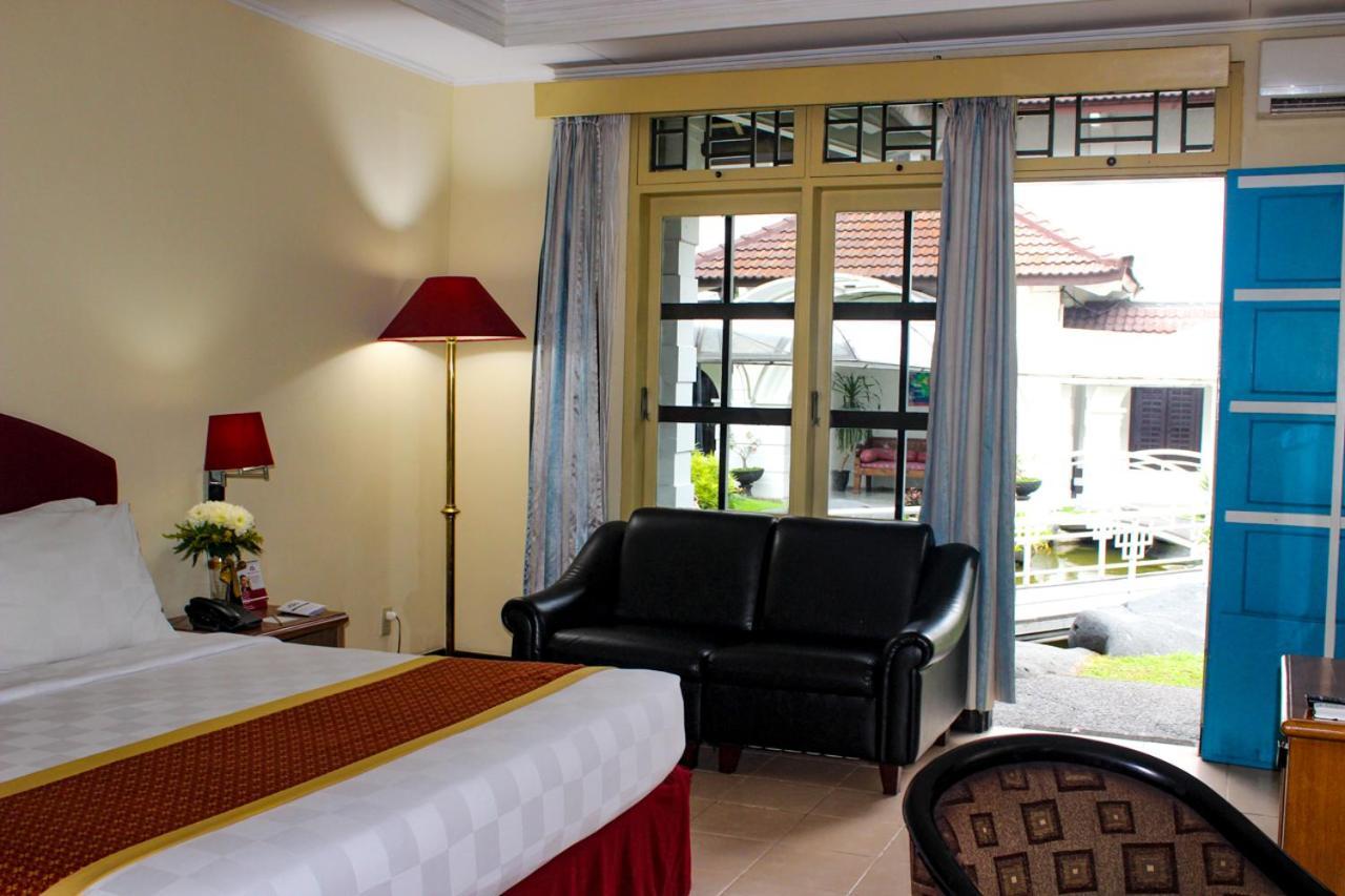 Hotel Merdeka Kediri Кедири Экстерьер фото