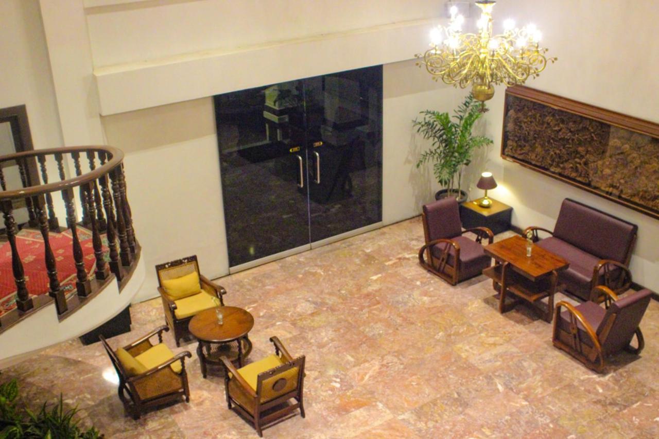 Hotel Merdeka Kediri Кедири Экстерьер фото