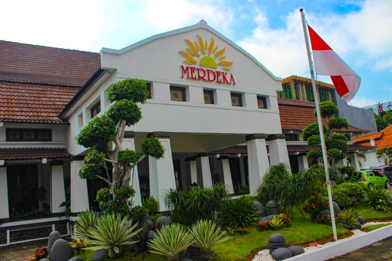 Hotel Merdeka Kediri Кедири Экстерьер фото