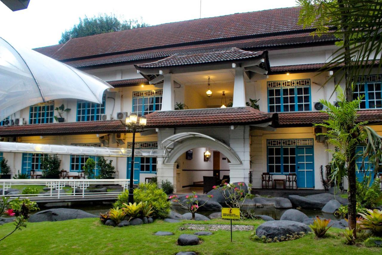 Hotel Merdeka Kediri Кедири Экстерьер фото