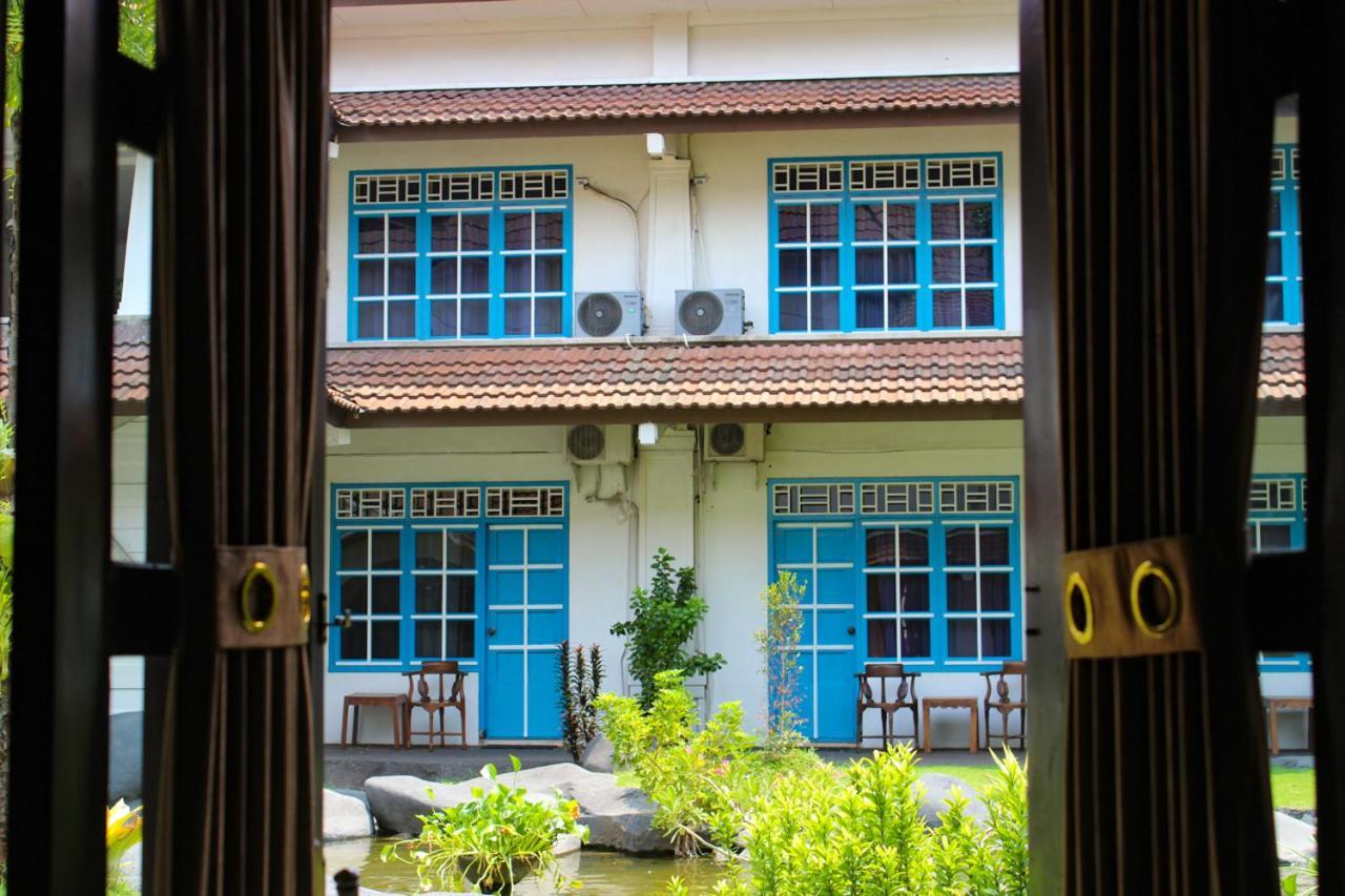 Hotel Merdeka Kediri Кедири Экстерьер фото