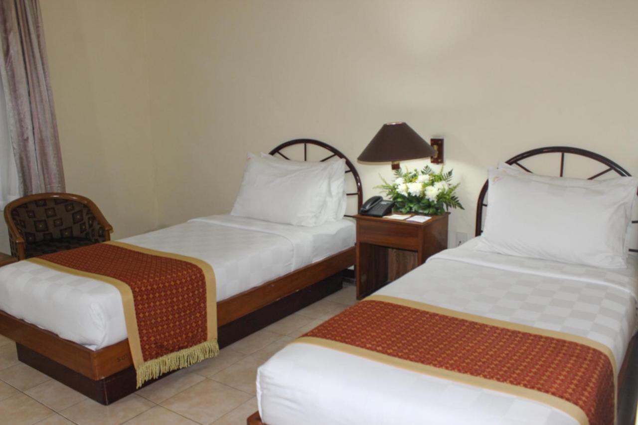 Hotel Merdeka Kediri Кедири Экстерьер фото